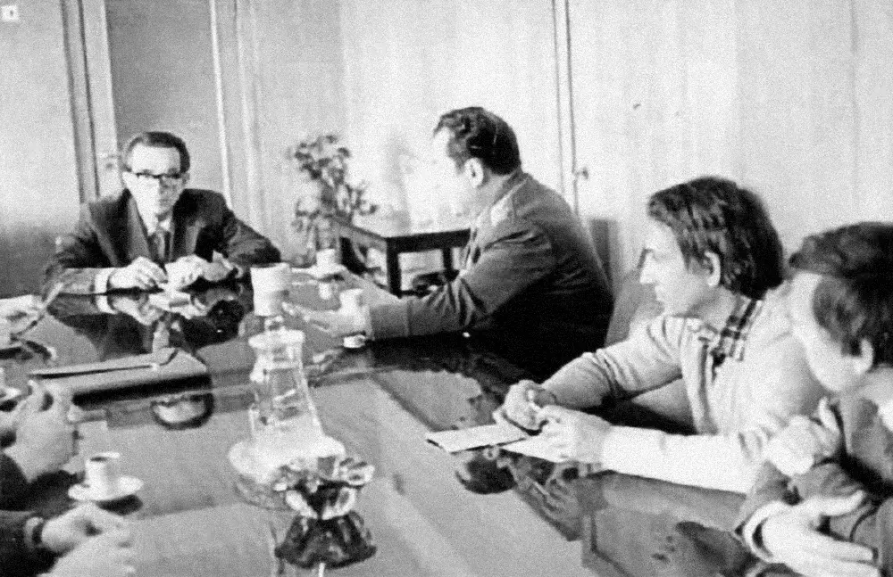 Віктор Глушков на робочій зустрічі з колегами. 1960-1970-ті роки. Невідомий фотограф